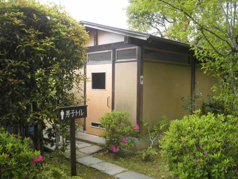 キャンプ場の屋外トイレ